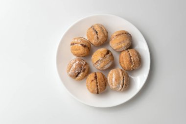 Yoğunlaştırılmış sütle pişirilmiş tatlı fındık.