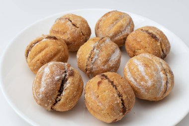 Yoğunlaştırılmış sütle pişirilmiş tatlı fındık.