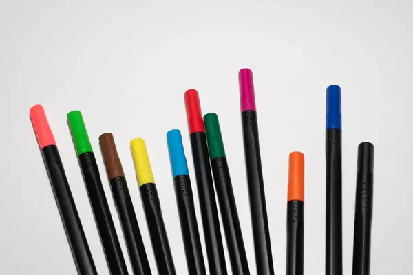 Beyaz arkaplanda ince işaretleyiciler.