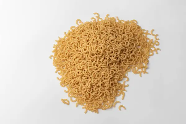 Makarnayı boynuz şeklinde yakın plan çek.