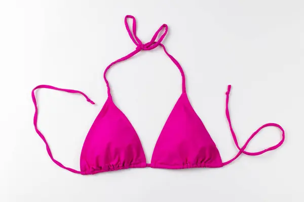 Plaj pembe sutyeni beyaz arka planda.