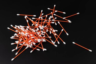 Kulak asaları. Kozmetik pamuklu bez. Parlak renkli kozmetik kulak temizleme çubukları. Kişisel hijyen eşyaları. Sağlık ve ışın bakımı kavramı.