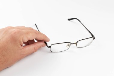 Beyaz arka planda dikdörtgen okuma gözlükleri. Görsel bozukluk kavramı