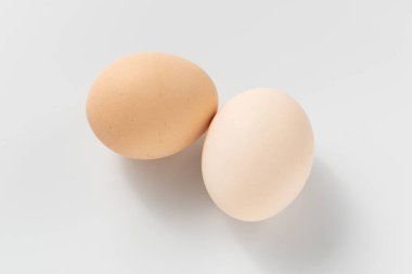 Taze tavuk yumurtaları. Beyaz arka planda izole edilmiş hafif yumurtalar.