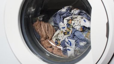 Çamaşır makinesinde çarşaf yıkamak.