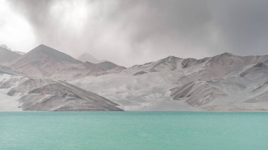 Dağlardaki gölün güzel manzarası