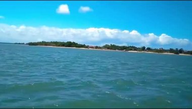 Güzel sahil ve mavi gökyüzü olan tropikal deniz. Tayland.