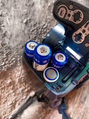 Banyumas, Central Java, Endonezya - 15 Ocak 2024: Çin 'den bu marka 2012 yılında kuruldu, günlük ihtiyaçları karşılamak için çeşitli kaliteli şarj pilleri ve şarj ürünleri üretildi