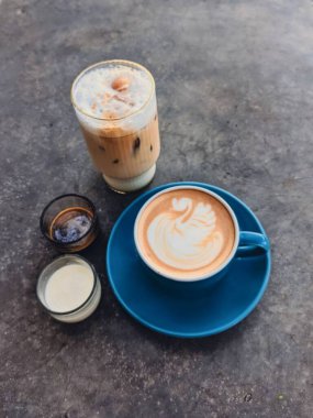 sıcak kahve latte sanatı ahşap masada