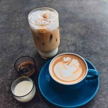 Kahve fincanı masanın üstünde.