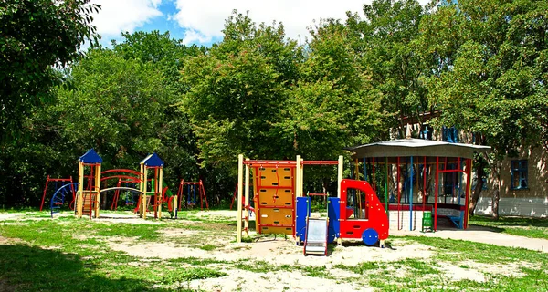 Playground Com Árvores Verdes Céu Azul Nuvens — Fotografia de Stock