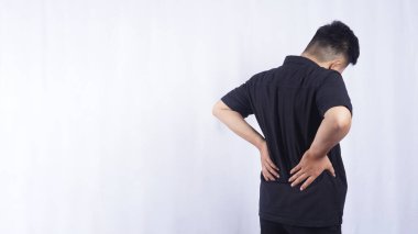 Beyaz Arkaplanda Sırt Ağrısı Olan Asyalı Genç Adam