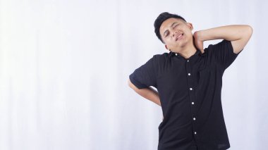 Beyaz Arkaplanda Sırt Ağrısı Olan Asyalı Genç Adam