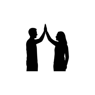 Çak bir beşlik siluet. Takım çalışması başarısını kutlayan iki kişi beyaz arka planda izole edilmiş.