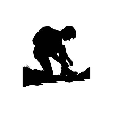 Adam beyaz arka planda ayakkabıyı sıkıyor