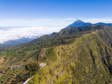 Sabahları güzel dağın havadan görünüşü
