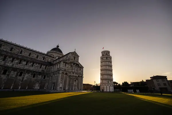 Eğik Kule Pisa Doğan Güneşin Işınlarında — Stok fotoğraf