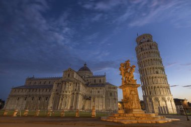 Görüntü, gün doğumunda İtalya 'nın Pisa Kulesi' ni gösteriyor. Piazza dei Miracoli 'de beyaz mermer bir yapı bulunmaktadır..