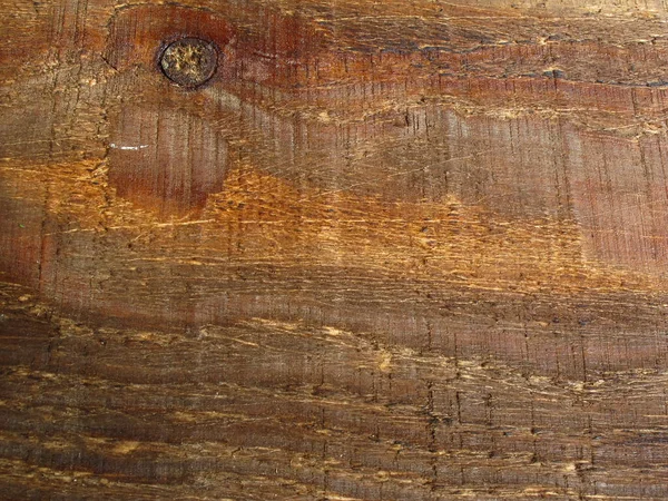 带有划痕和结的深褐色木材的纹理 — 图库照片