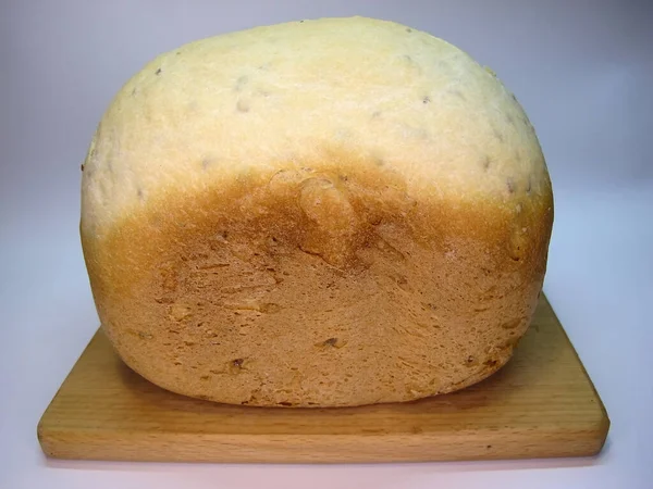 Pão Branco Caseiro Acabado Cozinhar Com Sementes Linho Uma Placa — Fotografia de Stock