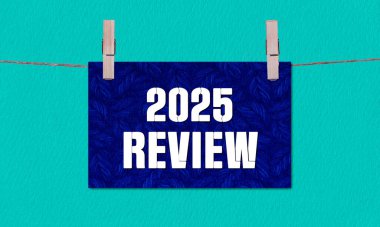 2025 REViEW Sembolü. Koyu Mavi Dikdörtgen Kağıt üzerinde Tahta Mandal Yeşil Arkaplanda Asılı 2025 sayılı Sözcük. İş 2025 Yeniden İzleme Uzayı Kopyalama Konsepti