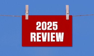 2025 REViEW Sembolü. Sözcükler 2025 Kırmızı Dikdörtgen Kağıt üzerinde Mavi Mandalda Asılı. İş 2025 Yeniden İzleme Uzayı Kopyalama Konsepti