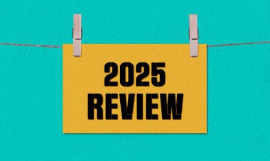 2025 REViEW Sembolü. Sözcükler 2025 Sarı Dikdörtgen Kağıt üzerinde Tahta Mandal Mandallı Yeşil Arkaplanda Asılı. İş 2025 Yeniden İzleme Uzayı Kopyalama Konsepti