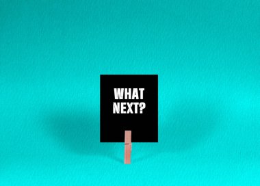 Ne Sonraki Sembol. Kara Meydan Kağıt 'ta Sırada Ne Var kavramsal kelimeler Ahşap Mandal Yeşil Arkaplan. Kopyalama Alanı ile Sonraki Konsept