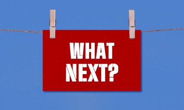 Ne Sonraki Sembol. Sözcükler Kırmızı Dikdörtgen Kağıt 'ta Sırada Ne Var Tahta Elbise Mandalı Mavi Arkaplanda Asılı. Kopyalama Alanı ile Sonraki Konsept