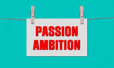 Tutku ya da Tutku Sembolü. Tahta bir mandalda asılı olan Beyaz Dikdörtgen Kağıda Tutku ya da Hırs sözcüğü. Kopya Alanı ile İş Tutkusu veya Tutku Konsepti