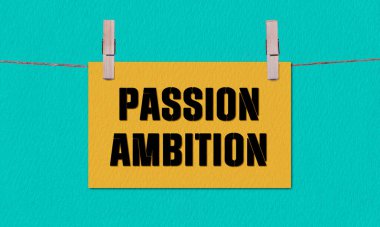 Tutku ya da Tutku Sembolü. Tahta bir mandalda asılı sarı dikdörtgen kağıttaki tutku ya da hırs kelimeleri. Kopya Alanı ile İş Tutkusu veya Tutku Konsepti