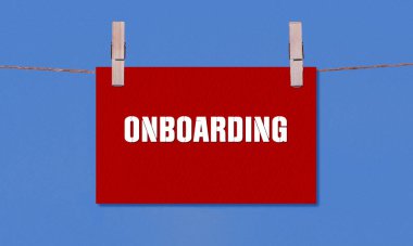 Onboard Sembolü. Kırmızı Dikdörtgen Kağıt 'ta Mavi Mandalda Asılı Sözcükler. Kopyalama Alanı ile İş Sürdürme Kavramı