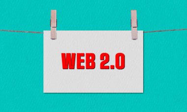 WEB 2.0 Sembolü. Beyaz Dikdörtgen Kağıt 'ta WeB 2.0 kavramları Tahta Mandal Mandallı Yeşil Arka plan' da asılı. WEB 2. 0 Kopyalama Alanı ile İş Konsepti