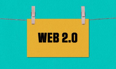 WEB 2.0 Sembolü. Sarı Dikdörtgen Kağıt 'ta, tahta mandallı yeşil arka planda asılı WEB 2.0 kavramları. WEB 2. 0 Kopyalama Alanı ile İş Konsepti