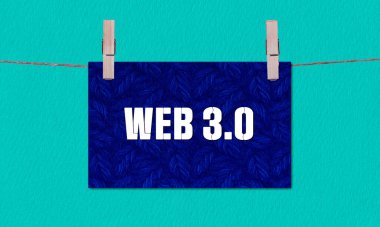 Web 3.0 Sembolü. Koyu Mavi Dikdörtgen Kağıt 'ta, tahta mandallı yeşil arka planda asılı WEB 3.0 kavramsal sözcükler. Çalışma Ağı 3. 0 Kopyalama Alanı ile Kavram