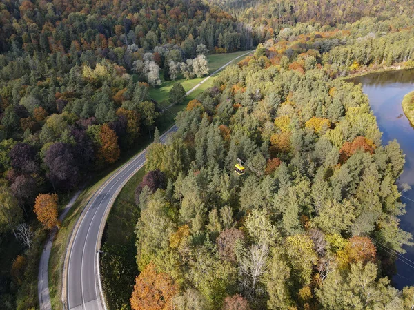 Sonbahar tepelerinin arka planında hava tramvayı