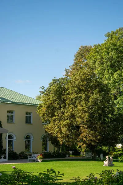 Sonbahar parkındaki eski, rahat ev.