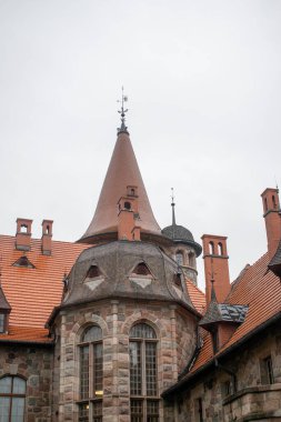 Sonbahar parkındaki şato