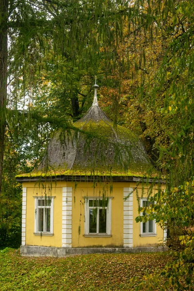秋の公園の古い居心地の良い家 — ストック写真