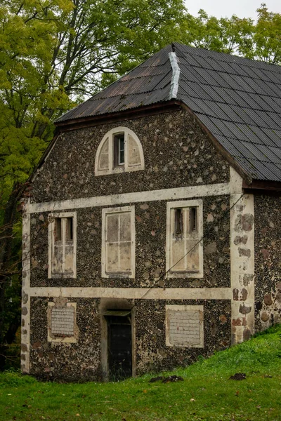 秋の公園の古い居心地の良い家 — ストック写真