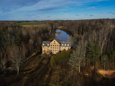 nehir kenarında eski ev