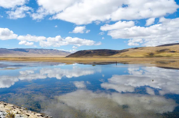 Göl ve dağlarla dolu güzel bir manzara.