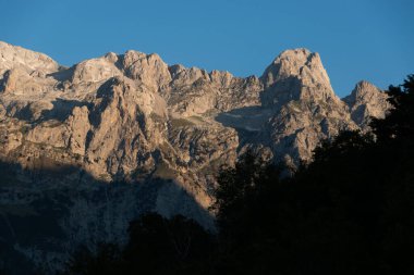 Dinarik Alplerde gün batımı, Arnavutluk