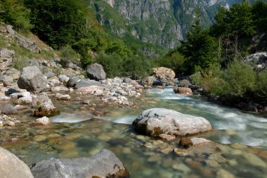 Dağlarda şeffaf suyu olan güzel bir nehir.