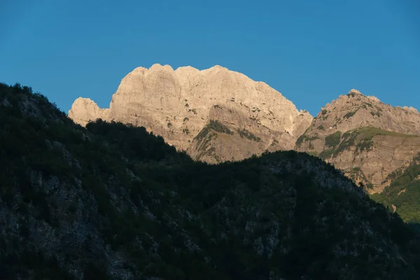 Gran Pico Alpino Con Luz Del Sol — Foto de Stock