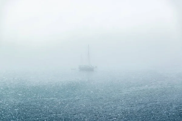 Costa Con Barco Misterioso — Foto de Stock
