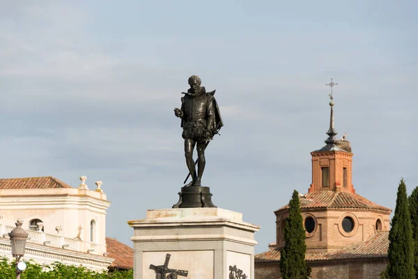 Posąg Cervantesa Centrum Miasta Alcala Henares Hiszpanii Cervantes Był Autorem — Zdjęcie stockowe