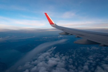 Bulutlardaki bir uçağın kanadı