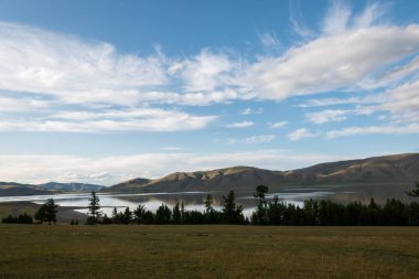 Dağları ve bulutları olan güzel bir manzara
