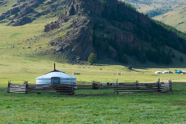 Göçebe yurdu ve arka planında bir dağ olan güzel bir manzara..